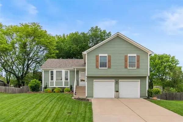 420 NE Victoria Circle, Lee's Summit, MO 64086