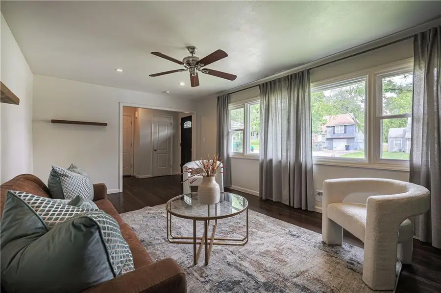 8404 Kenwood Avenue, Kansas City, MO 64131 - #3