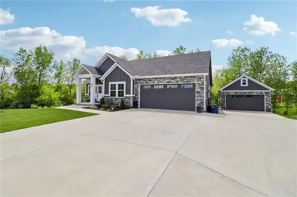 546 N Oakwood Lane, Tonganoxie, KS 66086