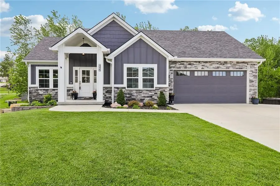 546 N Oakwood Lane, Tonganoxie, KS 66086 - #3