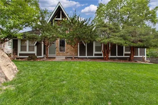 1612 SW White Oak Lane, Blue Springs, MO 64015