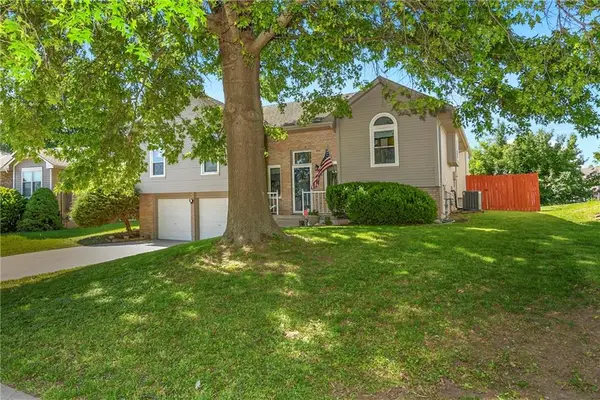 1204 NE Hunters Road, Blue Springs, MO 64014