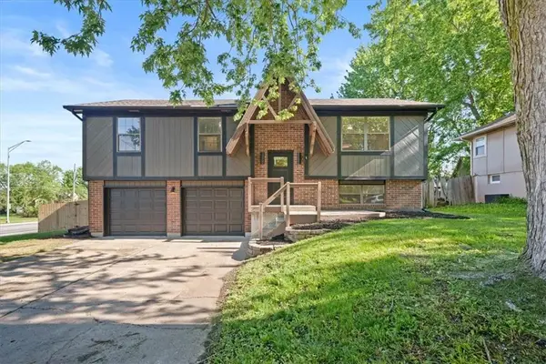 332 Flagstone Drive, Lee's Summit, MO 64063