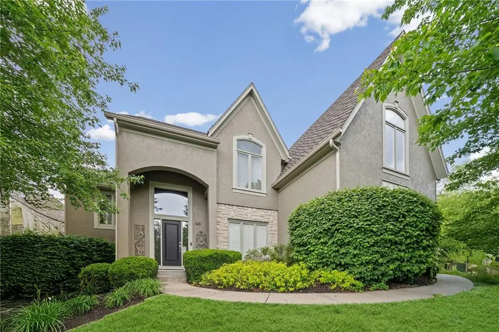 8011 Parkview Drive, Parkville, MO 64152 - #1