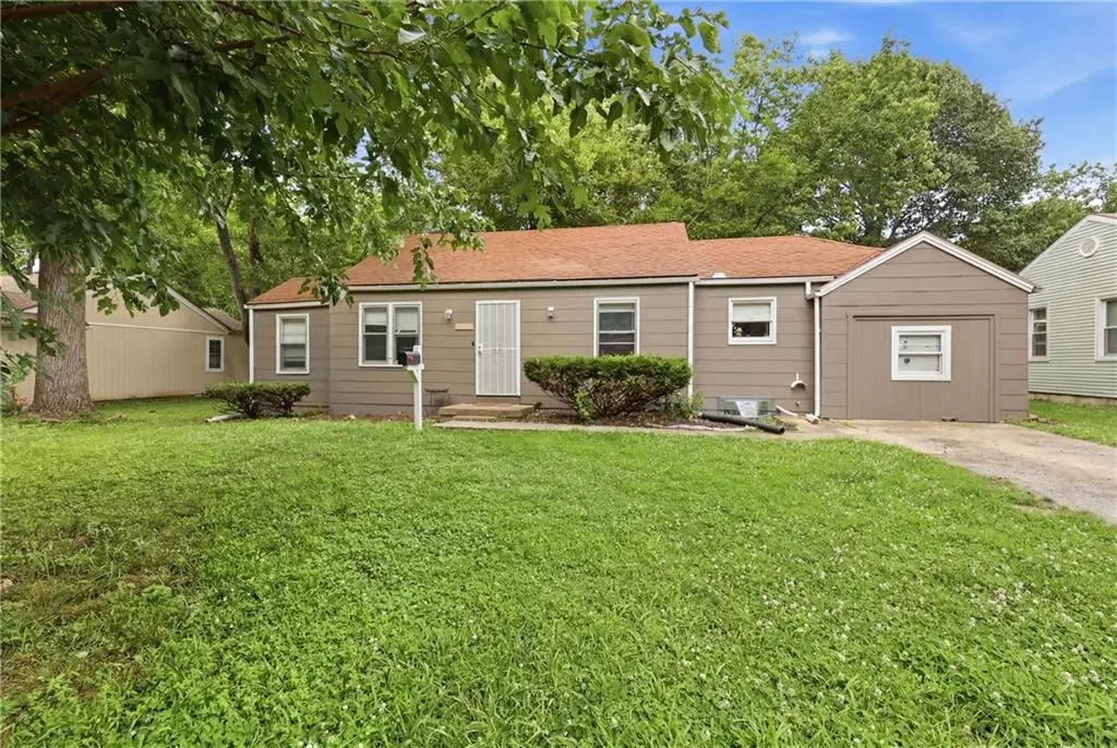 11217 Applewood Drive, Kansas City, MO 64134 - #1