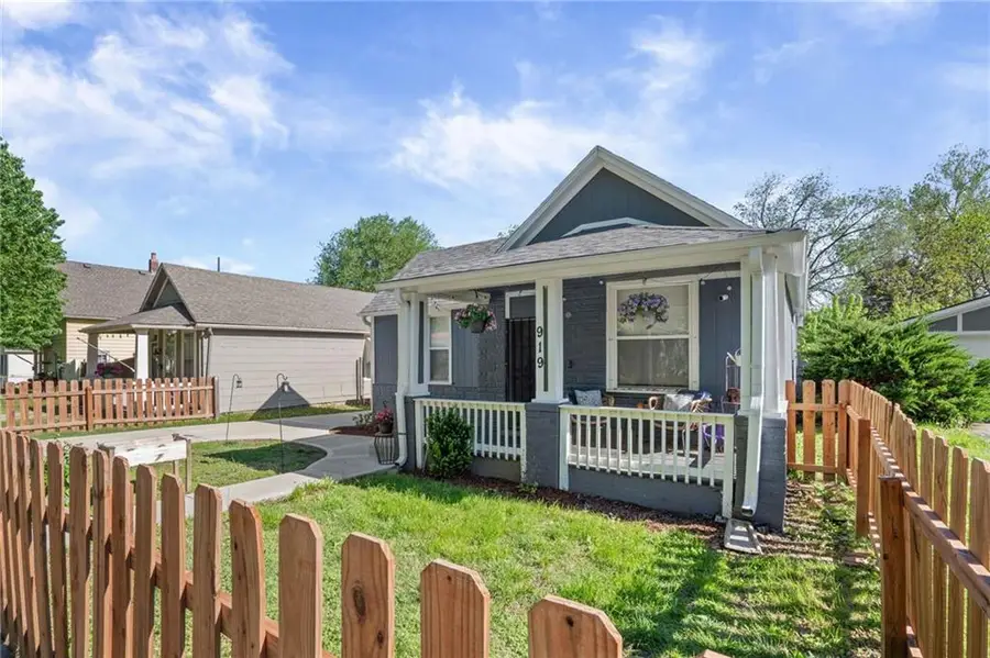919 Pottawatomie Street, Leavenworth, KS 66048 - #3