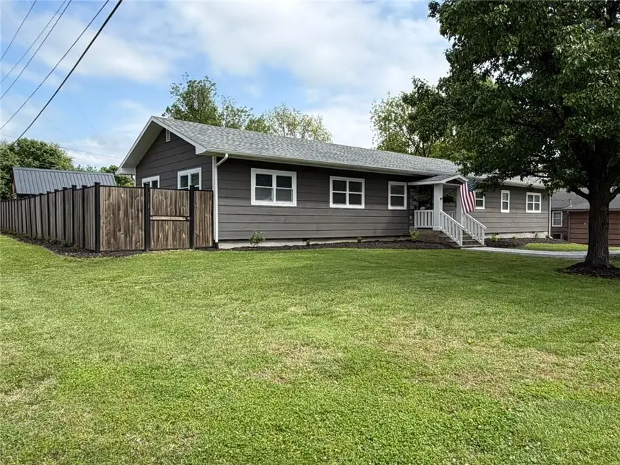 733 N Elm Street, Iola, KS 66749 - #2