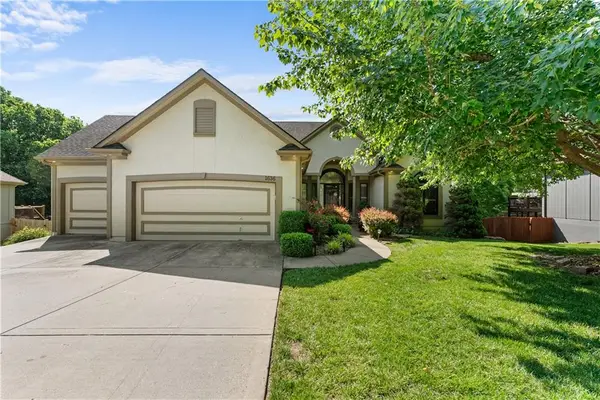 1636 SW Summit Valley Lane, Lee's Summit, MO 64081