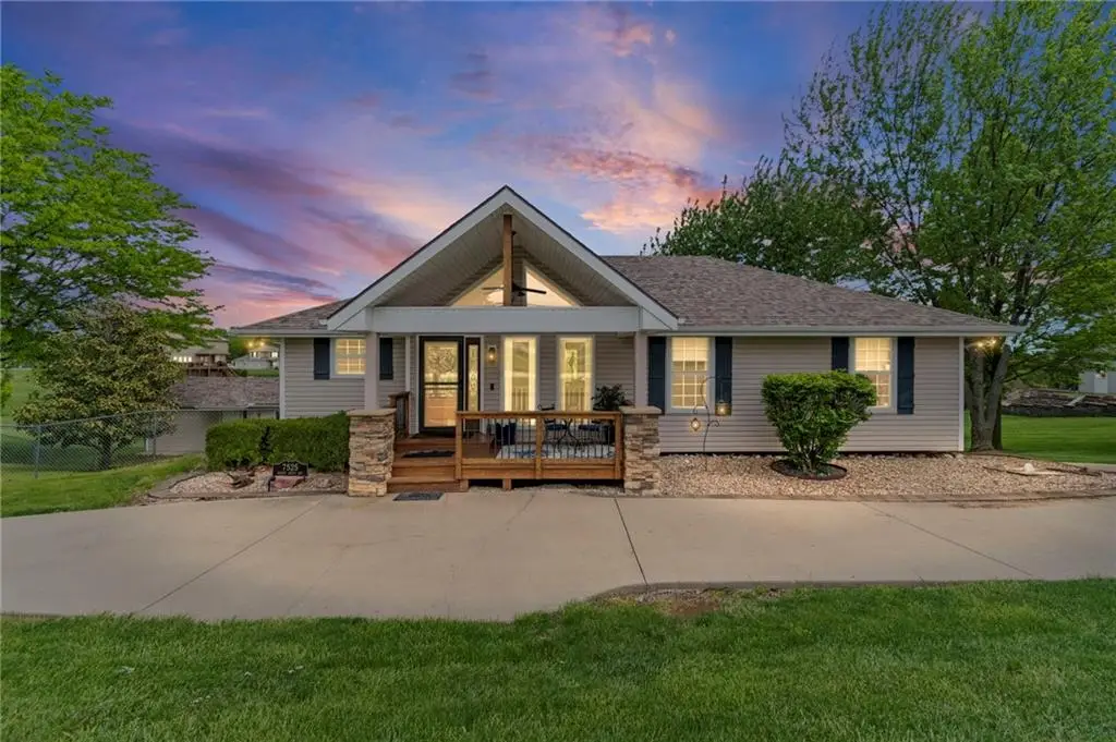 7525 N Amity Avenue, Parkville, MO 64152 - #1