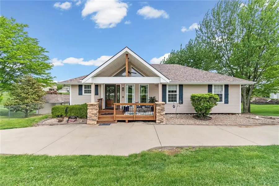 7525 N Amity Avenue, Parkville, MO 64152 - #2