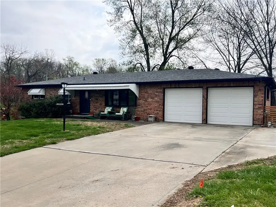 5113 Ridgewood Drive, Kansas City, MO 64151 - #2