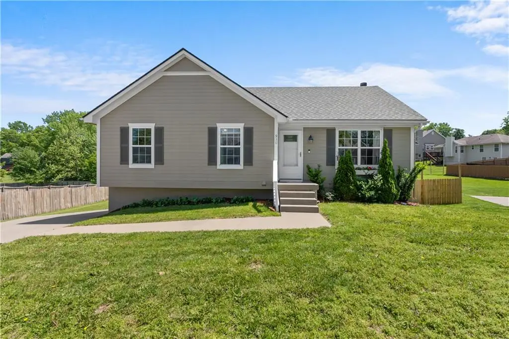 930 SE Kingscross Road, Blue Springs, MO 64014 - #1