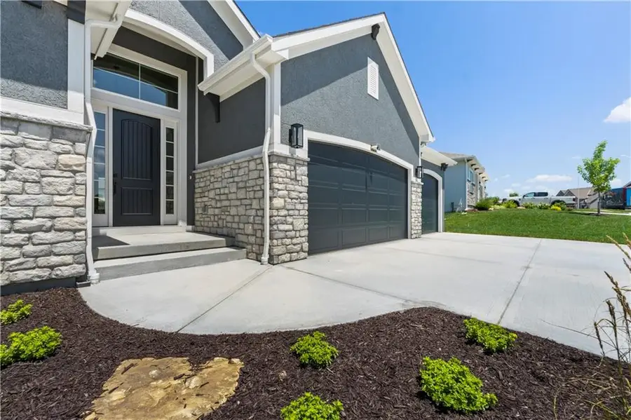 10332 N Potter Avenue, Kansas City, MO 64157 - #2