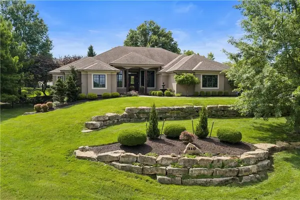319 NW Rockwood Court, Lee's Summit, MO 64081