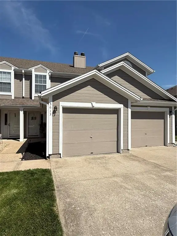 5613 NW Moonlight Meadow Court, Lee's Summit, MO 64064