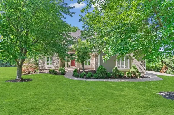 5733 N Pointe Terrace, Parkville, MO 64152