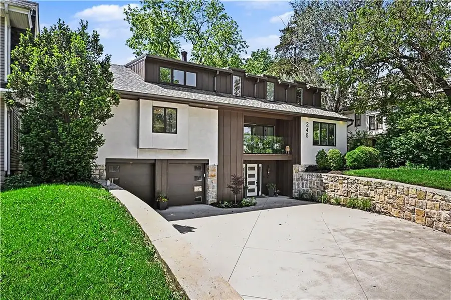 245 W 61st Street, Kansas City, MO 64113 - #2