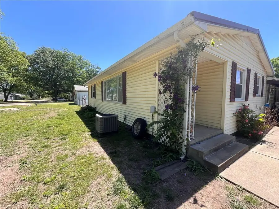 301 S High School Avenue, Altamont, KS 67330 - #2