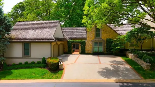 7904 Bristol Court, Prairie Village, KS 66208