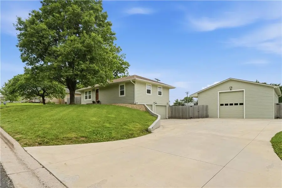 8630 Hilltop Road, De Soto, KS 66018 - #2