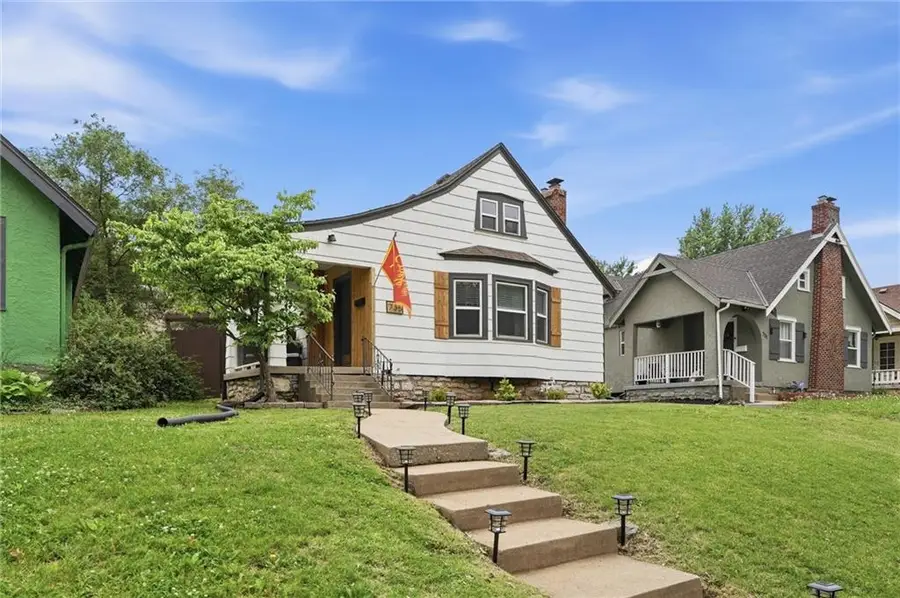 735 E 63rd Terrace, Kansas City, MO 64110 - #2