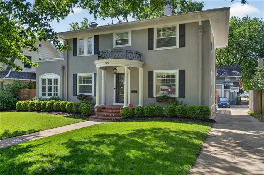 607 W 61st Street, Kansas City, MO 64113 - #2