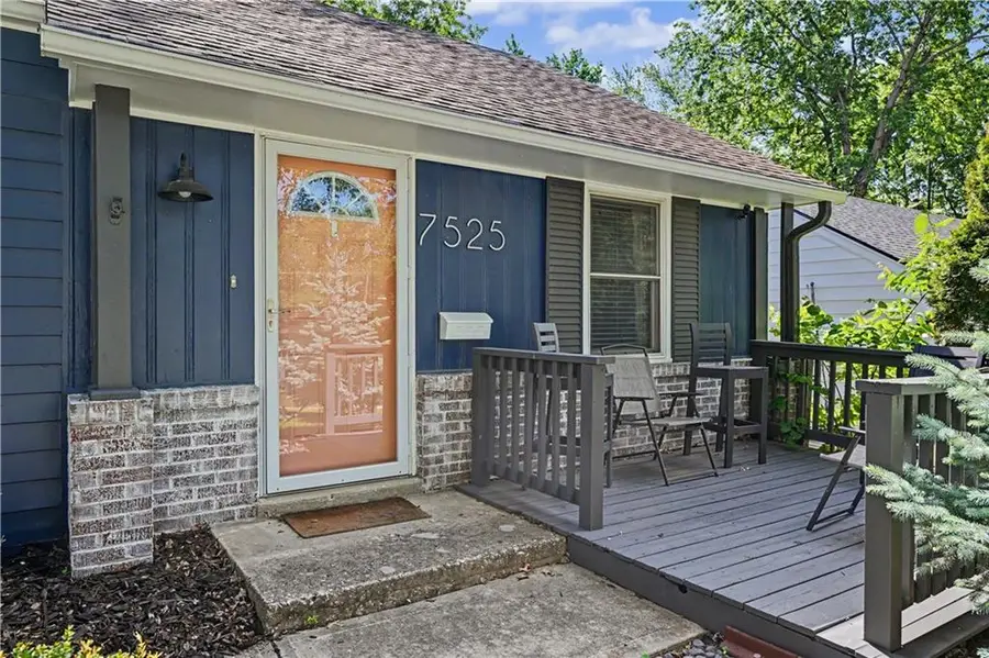 7525 Eaton Street, Prairie Village, KS 66208 - #2