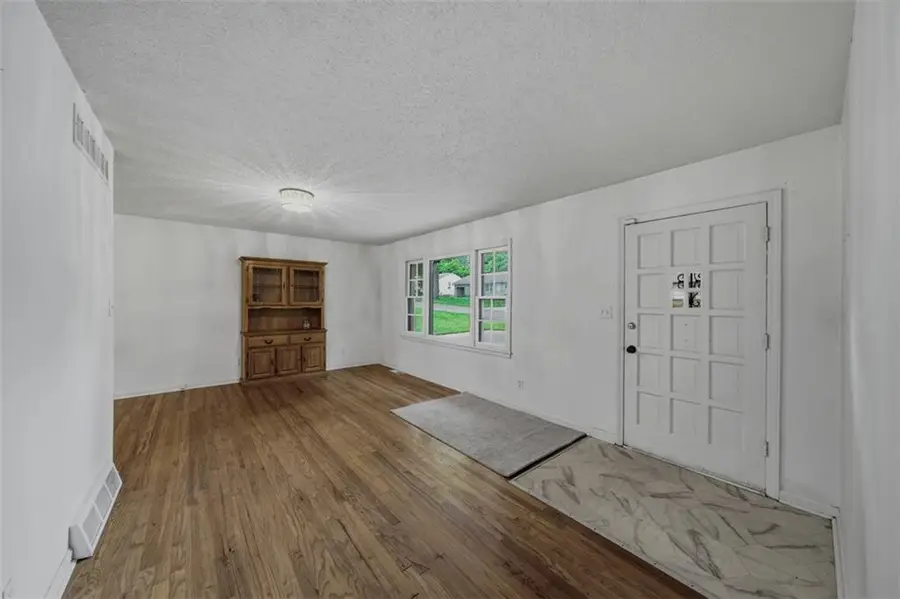 6008 Farley Avenue, Raytown, MO 64133 - #3