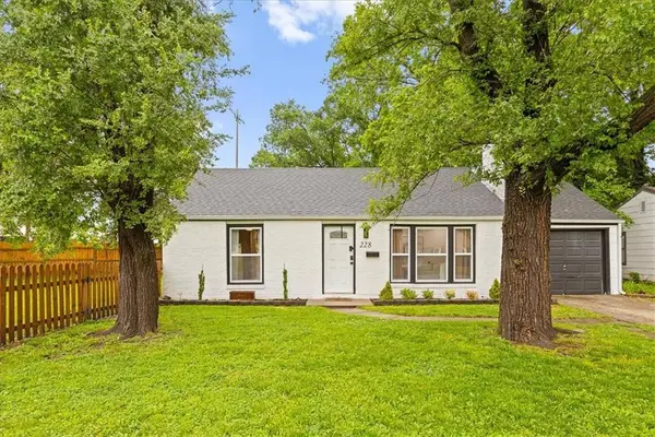 228 W Pocahontas Lane, Kansas City, MO 64114