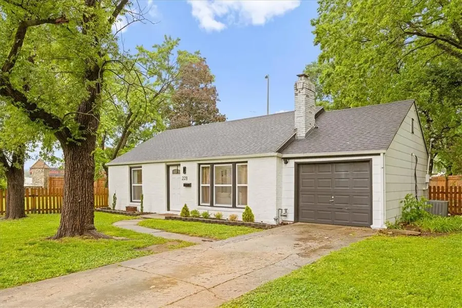 228 W Pocahontas Lane, Kansas City, MO 64114 - #3