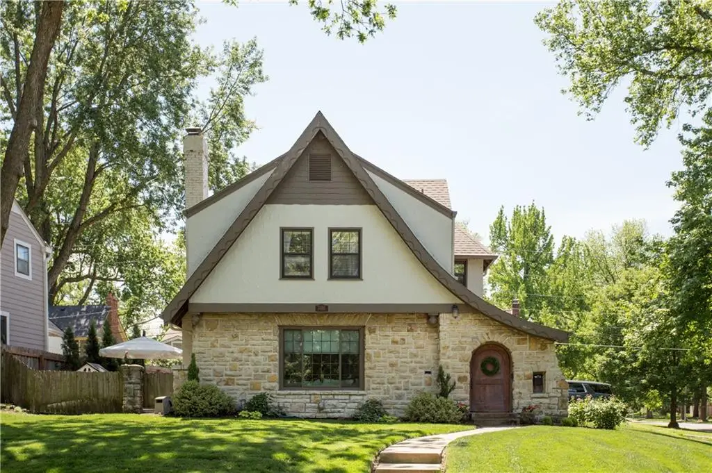 3 E 68th Terrace, Kansas City, MO 64113 - #1