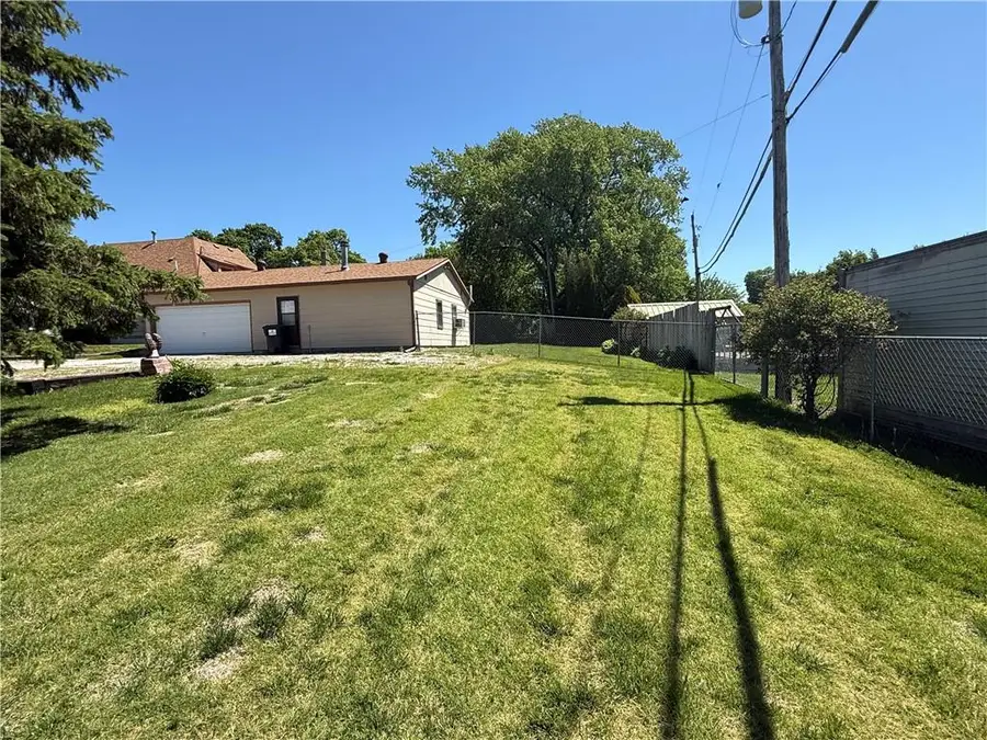 717 Iowa Street, Hiawatha, KS 66434 - #2