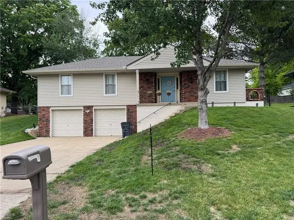 521 NW Chateau Drive, Blue Springs, MO 64014