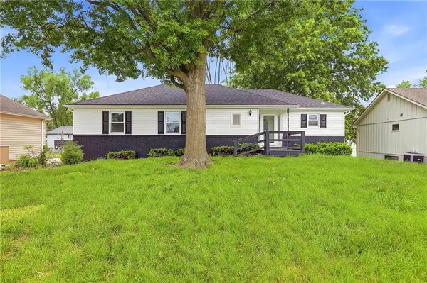 1725 S Kiowa Drive, Olathe, KS 66062