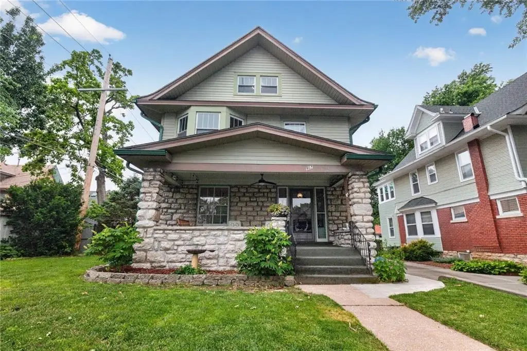 907 W 32nd Street, Kansas City, MO 64111 - #1