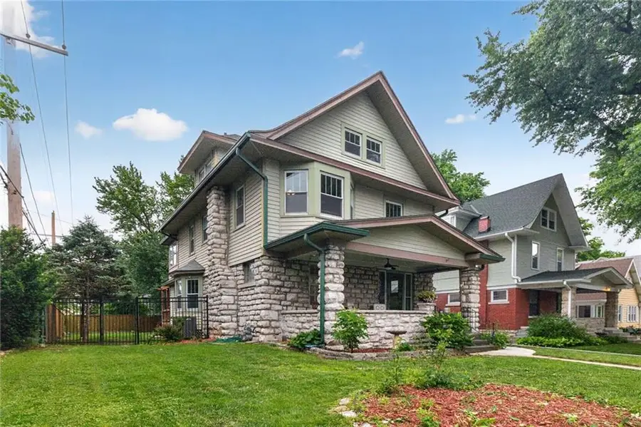 907 W 32nd Street, Kansas City, MO 64111 - #2