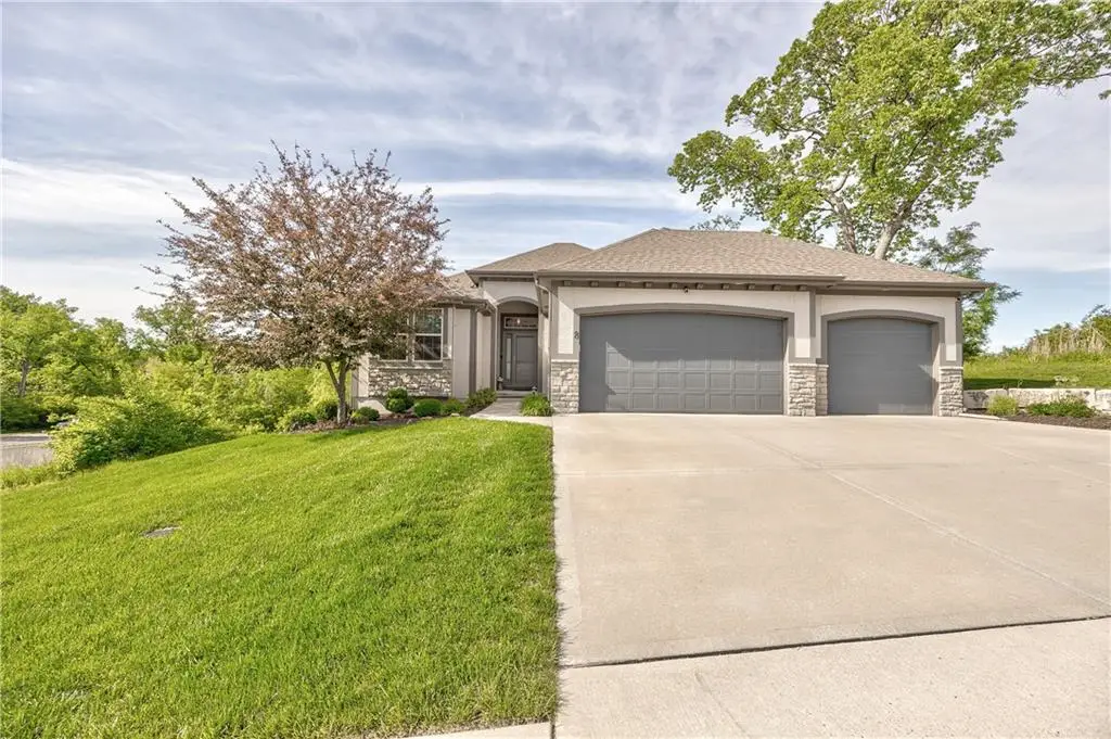 8 E 122nd Street, Kansas City, MO 64145 - #1