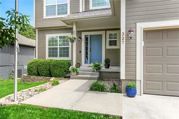 327 SE Highland Park Drive, Lee's Summit, MO 64063