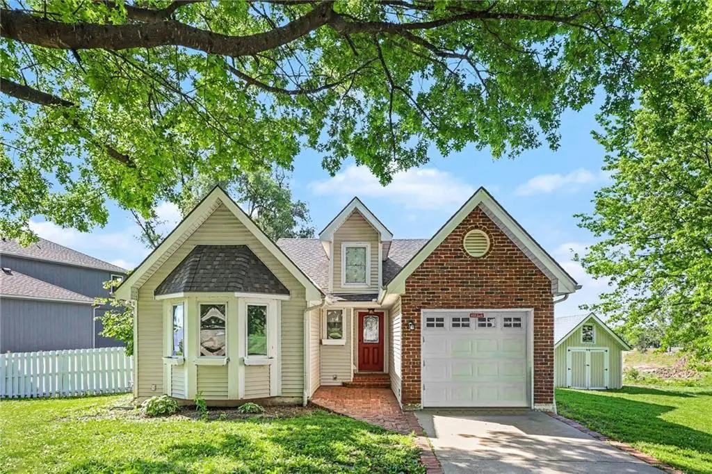 105 Sixth Street, Smithville, MO 64089 - #1
