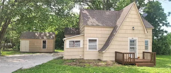 202 S Metcalf Road, Louisburg, KS 66053
