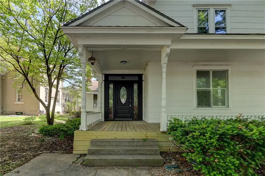 613 Chestnut Street, Leavenworth, KS 66048 - #2