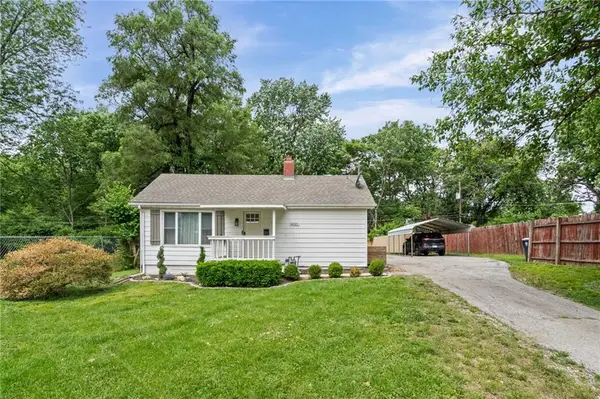 9022 Grand Avenue, Kansas City, MO 64114