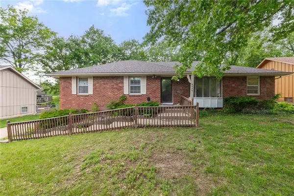6820 Wildwood Drive, Raytown, MO 64133