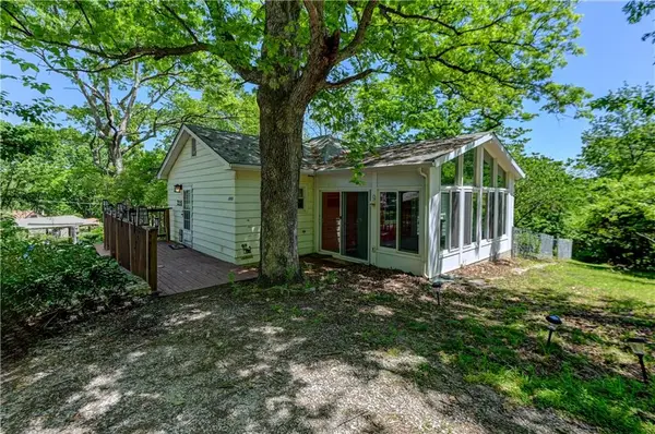 5363 NW Wagon Trail, Houston Lake, MO 64151