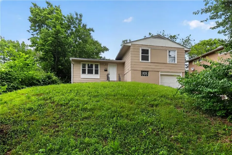 3900 E 47th Terrace, Kansas City, MO 64130 - #3
