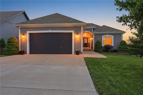 2301 NW Hedgewood Drive, Grain Valley, MO 64029
