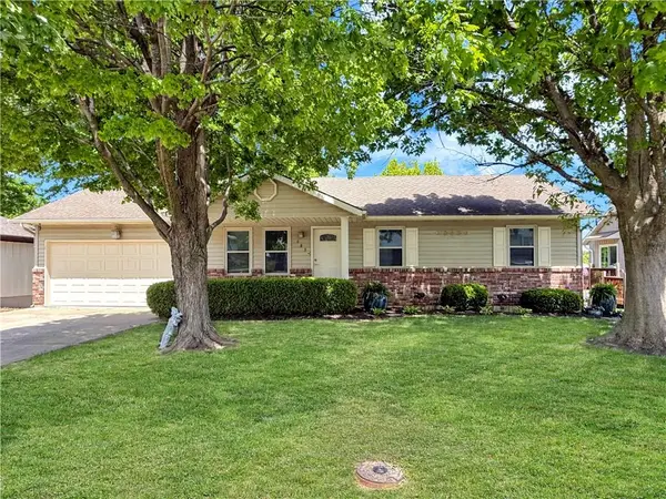 402 W 33rd Street, Higginsville, MO 64037