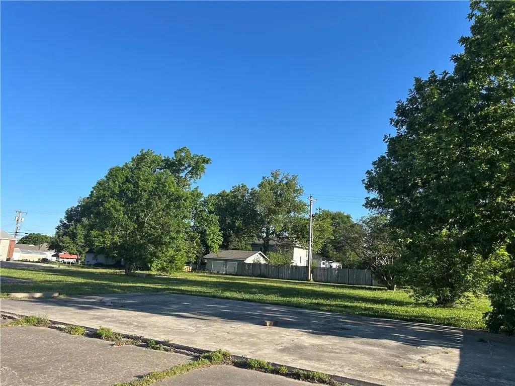 1412 W 8th Street, Coffeyville, KS 67337 - #1