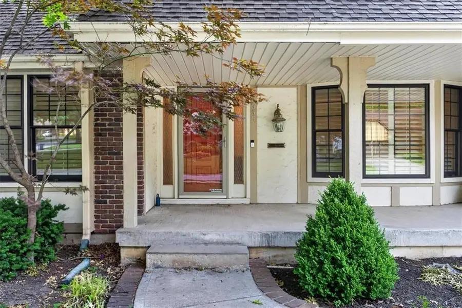 8995 Rosewood Drive, Prairie Village, KS 66207 - #2