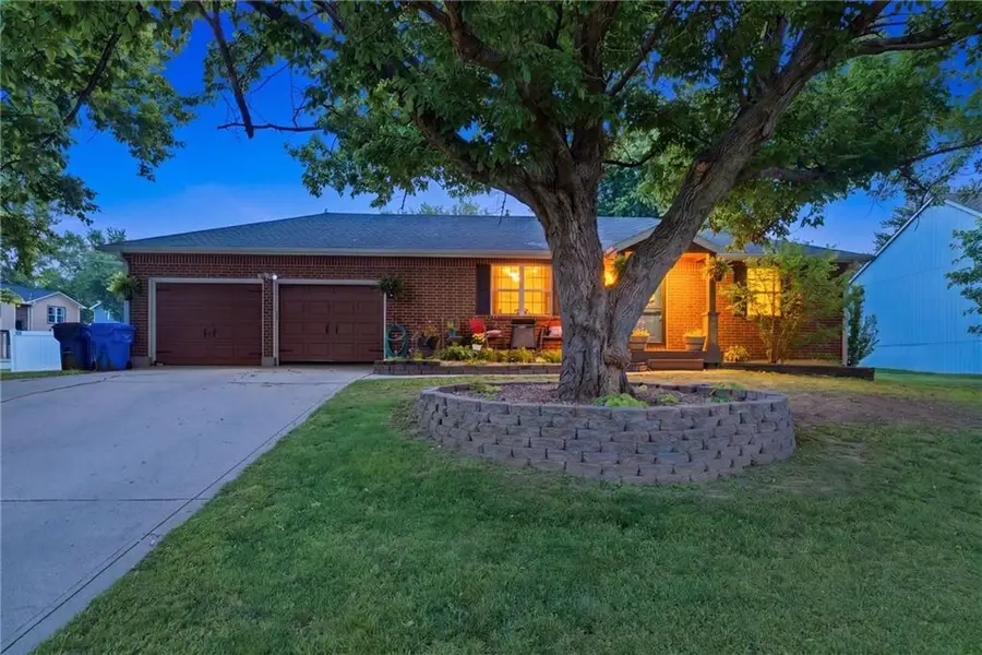 105 S Village Terrace, Tonganoxie, KS 66086 - #2